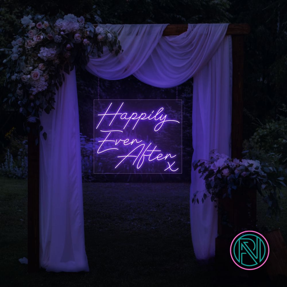 LED-neonskilt med teksten «Happily Ever After» i fiolett neon, med liten X
