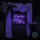 LED-neonskilt med teksten «Happily Ever After» i fiolett neon, med liten X