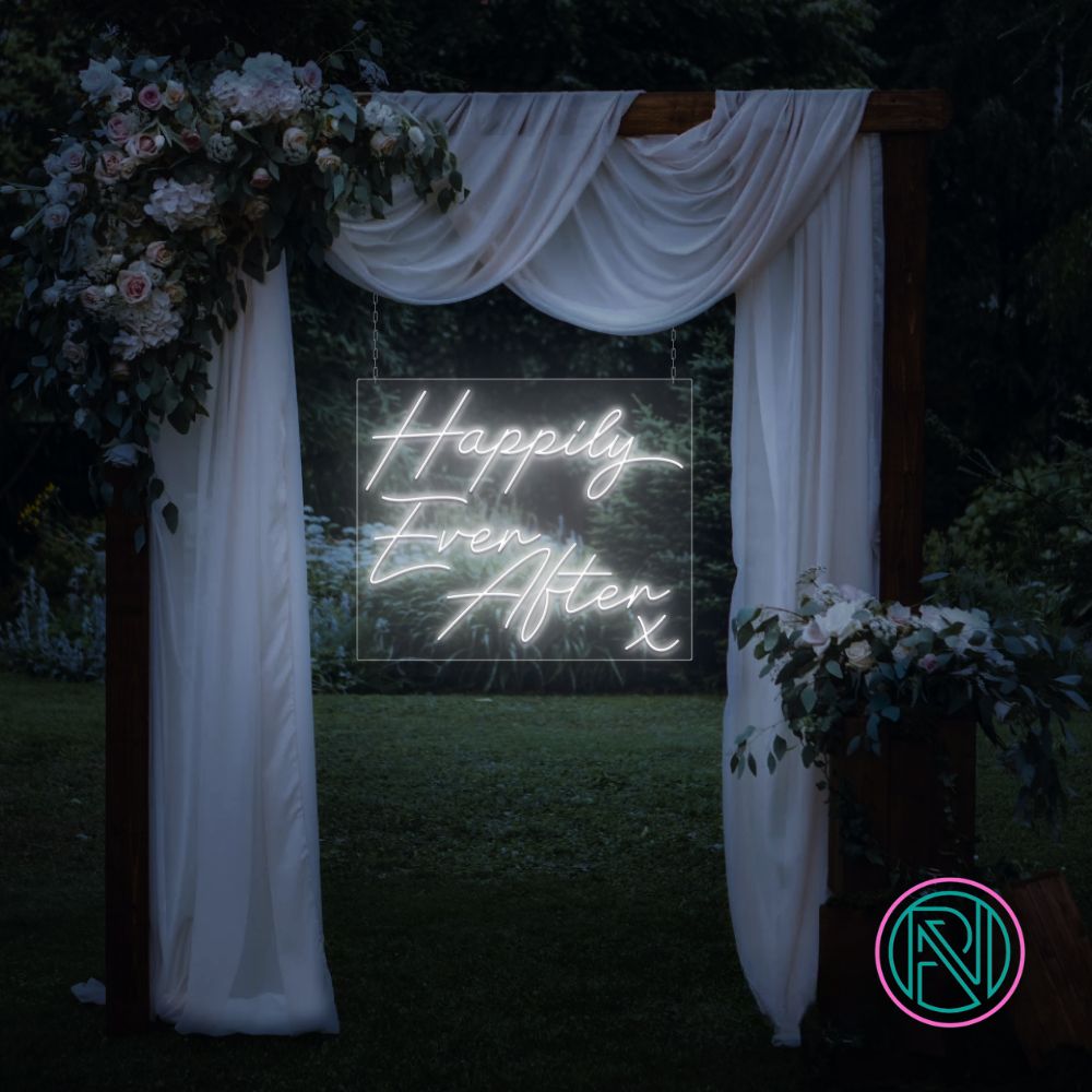 LED-neonskilt med teksten «Happily Ever After» i kjølig hvit neon, med liten X