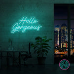 LED neonskilt med «Hello Gorgeous» i turkis tekst