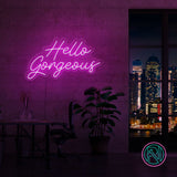 LED neonskilt «Hello Gorgeous» i lilla og rosa lys på vegg