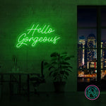 LED neonskilt «Hello Gorgeous» i grønt lys på vegg