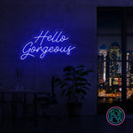 LED neonskilt «Hello Gorgeous» i blått lys på vegg