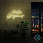 LED neonskilt med «Hello Gorgeous» i lys gul tekst