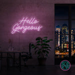 LED neonskilt med «Hello Gorgeous» i rosa-lilla tekst