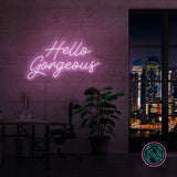 LED neonskilt med «Hello Gorgeous» i rosa-lilla tekst