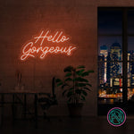 LED neonskilt med «Hello Gorgeous» i oransje tekst