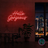 LED neonskilt med «Hello Gorgeous» i rød tekst