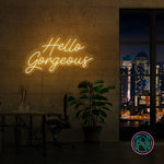LED neonskilt med «Hello Gorgeous» i gul tekst