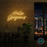 LED neonskilt med «Hello Gorgeous» i gul tekst