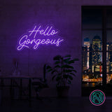 LED neonskilt med «Hello Gorgeous» i lilla tekst