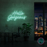 LED neonskilt med «Hello Gorgeous» i grønn tekst