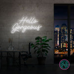 LED neonskilt med «Hello Gorgeous» i lys hvit tekst