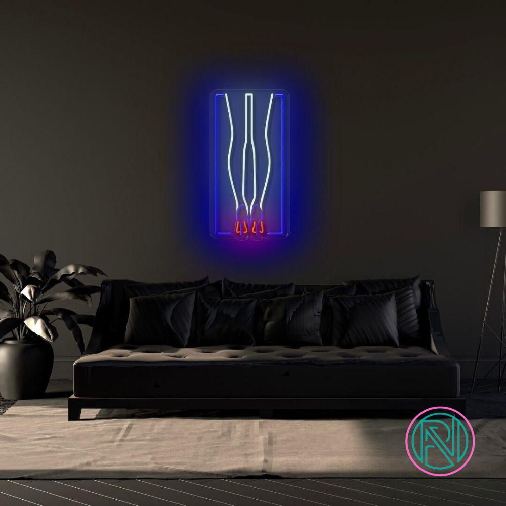 Skap en sofistikert atmosfære med vårt 'high heels' led neonskilt, en stilfull belysning for motebutikker og stilbevisste rom. Det moderne designet og de attraktive fargene gir ethvert rom et unikt preg av glamour og eleganse.