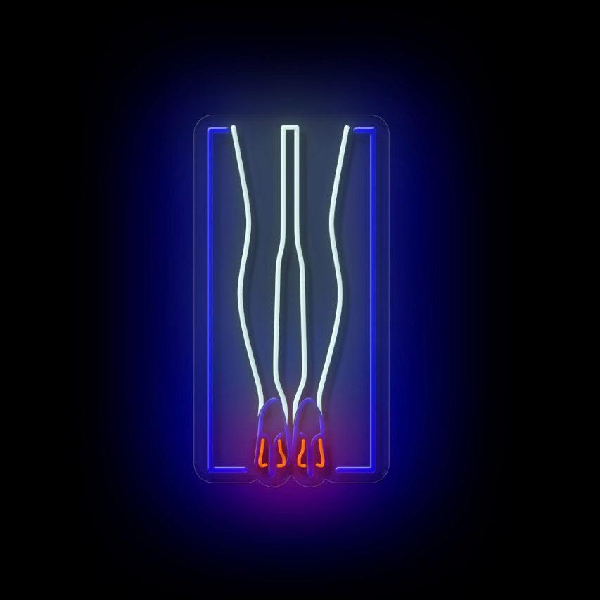 LED-neonskilt med høyhæl-motiv, blå glødende ramme og hvite konturer