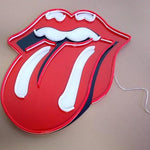 Skap en elektrisk stemning med 'hot red lips' led neonskilt, en iøynefallende tilføring til ethvert moderne rom. Dette dristige og fargerike skiltet, med sitt lekre design, tilfører karakter og et hint av lekenhet til ditt interiør.