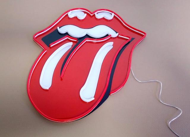 Skap en elektrisk stemning med 'hot red lips' led neonskilt, en iøynefallende tilføring til ethvert moderne rom. Dette dristige og fargerike skiltet, med sitt lekre design, tilfører karakter og et hint av lekenhet til ditt interiør.