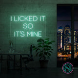 Sett et personlig preg på ditt rom med 'i licked it so it´s mine' led neonskilt. Dette iøynefallende skiltet er perfekt for å legge til en morsom og unik touch, enten det er hjemme eller på kontoret. Velg din foretrukne farge for å matche din stil og skape en koselig atmosfære.