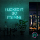 Sett et personlig preg på ditt rom med 'i licked it so it´s mine' led neonskilt. Dette iøynefallende skiltet er perfekt for å legge til en morsom og unik touch, enten det er hjemme eller på kontoret. Velg din foretrukne farge for å matche din stil og skape en koselig atmosfære.