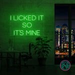 Sett et personlig preg på ditt rom med 'i licked it so it´s mine' led neonskilt. Dette iøynefallende skiltet er perfekt for å legge til en morsom og unik touch, enten det er hjemme eller på kontoret. Velg din foretrukne farge for å matche din stil og skape en koselig atmosfære.