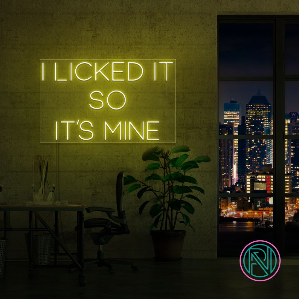 Sett et personlig preg på ditt rom med 'i licked it so it´s mine' led neonskilt. Dette iøynefallende skiltet er perfekt for å legge til en morsom og unik touch, enten det er hjemme eller på kontoret. Velg din foretrukne farge for å matche din stil og skape en koselig atmosfære.