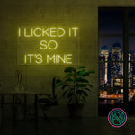 Sett et personlig preg på ditt rom med 'i licked it so it´s mine' led neonskilt. Dette iøynefallende skiltet er perfekt for å legge til en morsom og unik touch, enten det er hjemme eller på kontoret. Velg din foretrukne farge for å matche din stil og skape en koselig atmosfære.