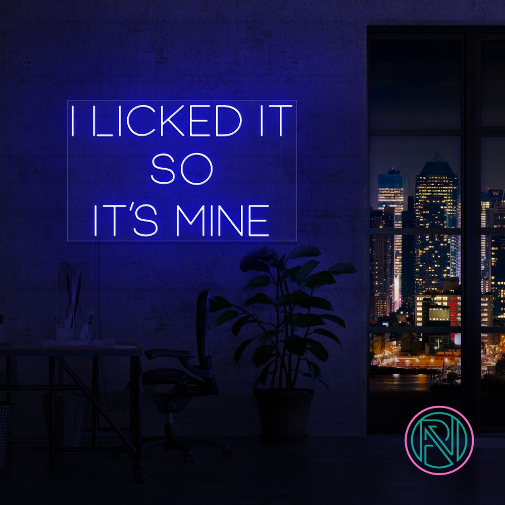 Sett et personlig preg på ditt rom med 'i licked it so it´s mine' led neonskilt. Dette iøynefallende skiltet er perfekt for å legge til en morsom og unik touch, enten det er hjemme eller på kontoret. Velg din foretrukne farge for å matche din stil og skape en koselig atmosfære.