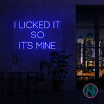 Sett et personlig preg på ditt rom med 'i licked it so it´s mine' led neonskilt. Dette iøynefallende skiltet er perfekt for å legge til en morsom og unik touch, enten det er hjemme eller på kontoret. Velg din foretrukne farge for å matche din stil og skape en koselig atmosfære.