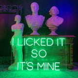 Sett et personlig preg på ditt rom med 'i licked it so it´s mine' led neonskilt. Dette iøynefallende skiltet er perfekt for å legge til en morsom og unik touch, enten det er hjemme eller på kontoret. Velg din foretrukne farge for å matche din stil og skape en koselig atmosfære.