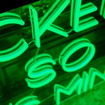 Sett et personlig preg på ditt rom med 'i licked it so it´s mine' led neonskilt. Dette iøynefallende skiltet er perfekt for å legge til en morsom og unik touch, enten det er hjemme eller på kontoret. Velg din foretrukne farge for å matche din stil og skape en koselig atmosfære.