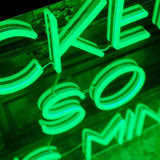 Sett et personlig preg på ditt rom med 'i licked it so it´s mine' led neonskilt. Dette iøynefallende skiltet er perfekt for å legge til en morsom og unik touch, enten det er hjemme eller på kontoret. Velg din foretrukne farge for å matche din stil og skape en koselig atmosfære.