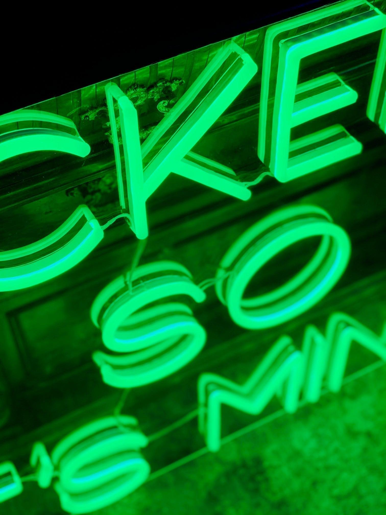 Sett et personlig preg på ditt rom med 'i licked it so it´s mine' led neonskilt. Dette iøynefallende skiltet er perfekt for å legge til en morsom og unik touch, enten det er hjemme eller på kontoret. Velg din foretrukne farge for å matche din stil og skape en koselig atmosfære.