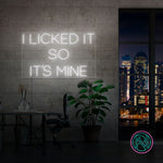 Sett et personlig preg på ditt rom med 'i licked it so it´s mine' led neonskilt. Dette iøynefallende skiltet er perfekt for å legge til en morsom og unik touch, enten det er hjemme eller på kontoret. Velg din foretrukne farge for å matche din stil og skape en koselig atmosfære.