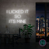 Sett et personlig preg på ditt rom med 'i licked it so it´s mine' led neonskilt. Dette iøynefallende skiltet er perfekt for å legge til en morsom og unik touch, enten det er hjemme eller på kontoret. Velg din foretrukne farge for å matche din stil og skape en koselig atmosfære.