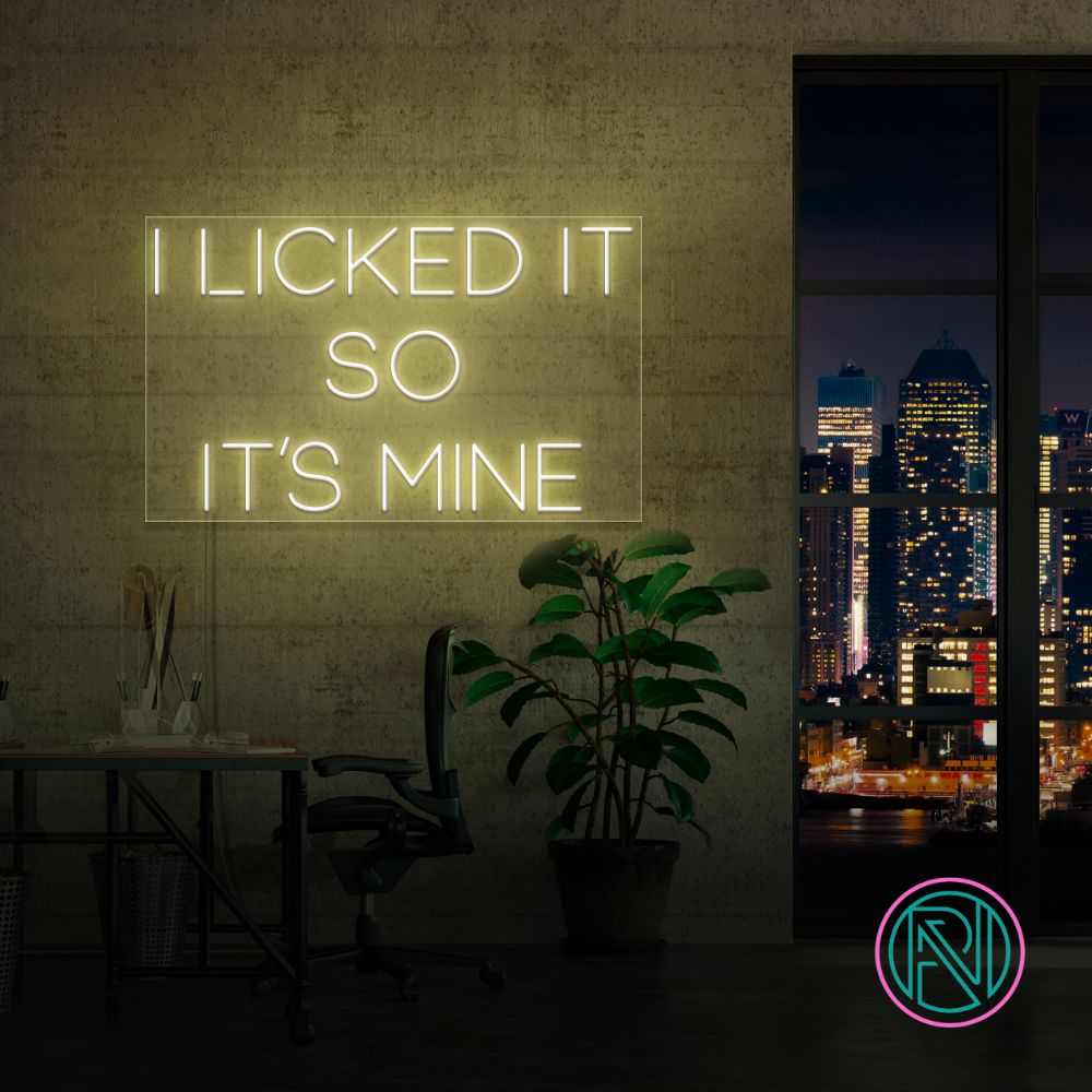 Sett et personlig preg på ditt rom med 'i licked it so it´s mine' led neonskilt. Dette iøynefallende skiltet er perfekt for å legge til en morsom og unik touch, enten det er hjemme eller på kontoret. Velg din foretrukne farge for å matche din stil og skape en koselig atmosfære.