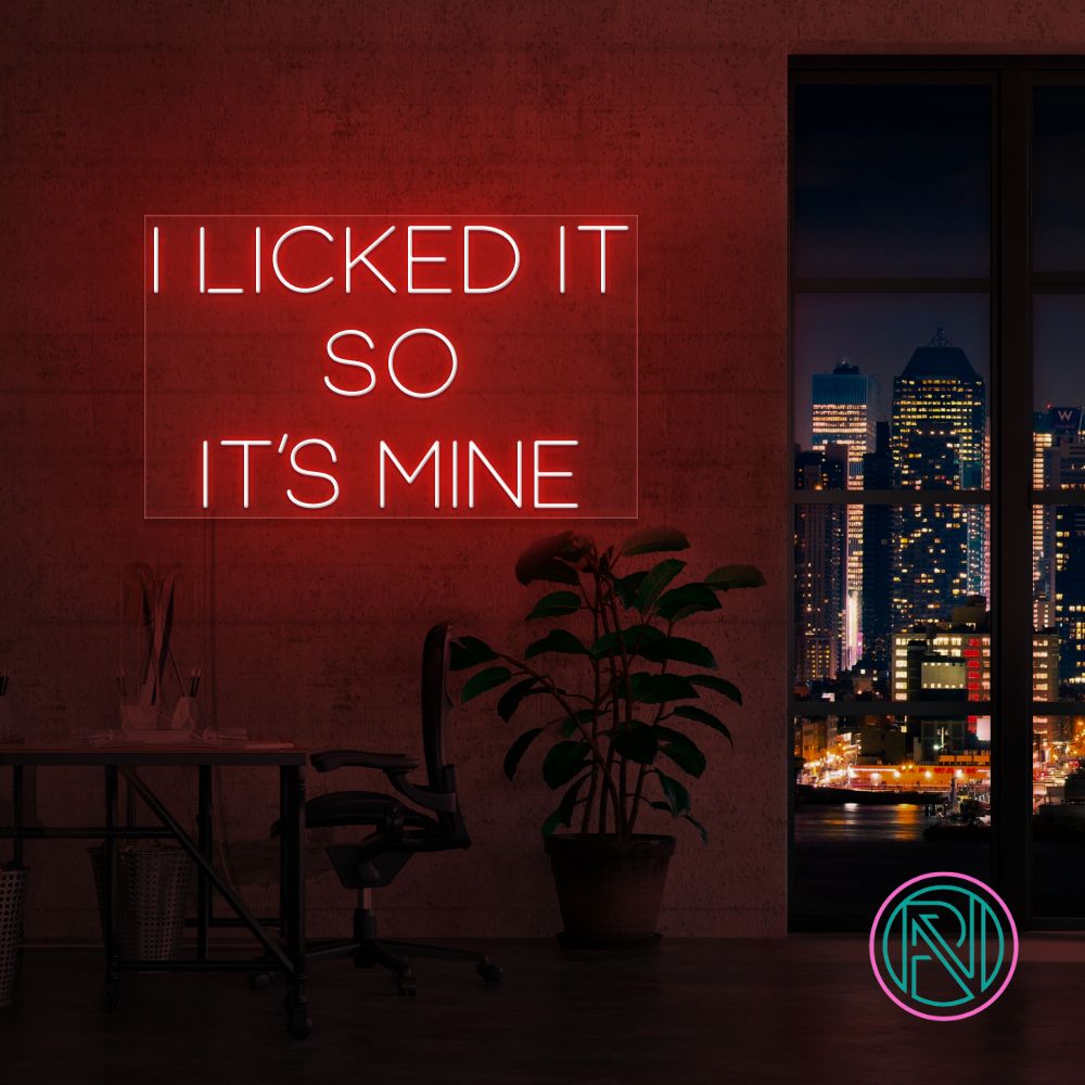 Sett et personlig preg på ditt rom med 'i licked it so it´s mine' led neonskilt. Dette iøynefallende skiltet er perfekt for å legge til en morsom og unik touch, enten det er hjemme eller på kontoret. Velg din foretrukne farge for å matche din stil og skape en koselig atmosfære.