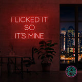 Sett et personlig preg på ditt rom med 'i licked it so it´s mine' led neonskilt. Dette iøynefallende skiltet er perfekt for å legge til en morsom og unik touch, enten det er hjemme eller på kontoret. Velg din foretrukne farge for å matche din stil og skape en koselig atmosfære.