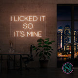 Sett et personlig preg på ditt rom med 'i licked it so it´s mine' led neonskilt. Dette iøynefallende skiltet er perfekt for å legge til en morsom og unik touch, enten det er hjemme eller på kontoret. Velg din foretrukne farge for å matche din stil og skape en koselig atmosfære.