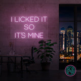 Sett et personlig preg på ditt rom med 'i licked it so it´s mine' led neonskilt. Dette iøynefallende skiltet er perfekt for å legge til en morsom og unik touch, enten det er hjemme eller på kontoret. Velg din foretrukne farge for å matche din stil og skape en koselig atmosfære.