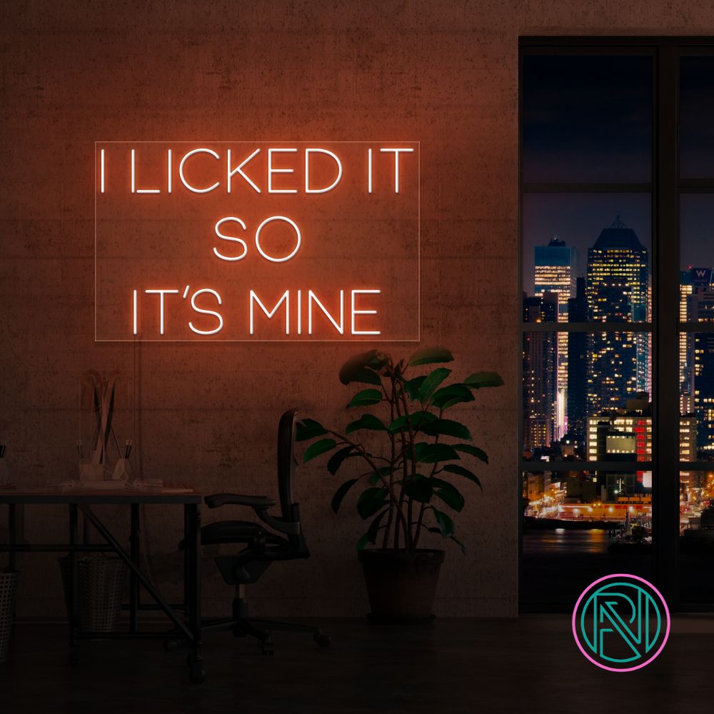 Sett et personlig preg på ditt rom med 'i licked it so it´s mine' led neonskilt. Dette iøynefallende skiltet er perfekt for å legge til en morsom og unik touch, enten det er hjemme eller på kontoret. Velg din foretrukne farge for å matche din stil og skape en koselig atmosfære.