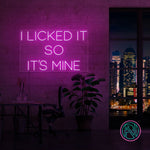 Sett et personlig preg på ditt rom med 'i licked it so it´s mine' led neonskilt. Dette iøynefallende skiltet er perfekt for å legge til en morsom og unik touch, enten det er hjemme eller på kontoret. Velg din foretrukne farge for å matche din stil og skape en koselig atmosfære.