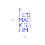 LED-neonskilt med tekst «IF HE'S MAD KISS HIM», mål 100 cm x 52 cm