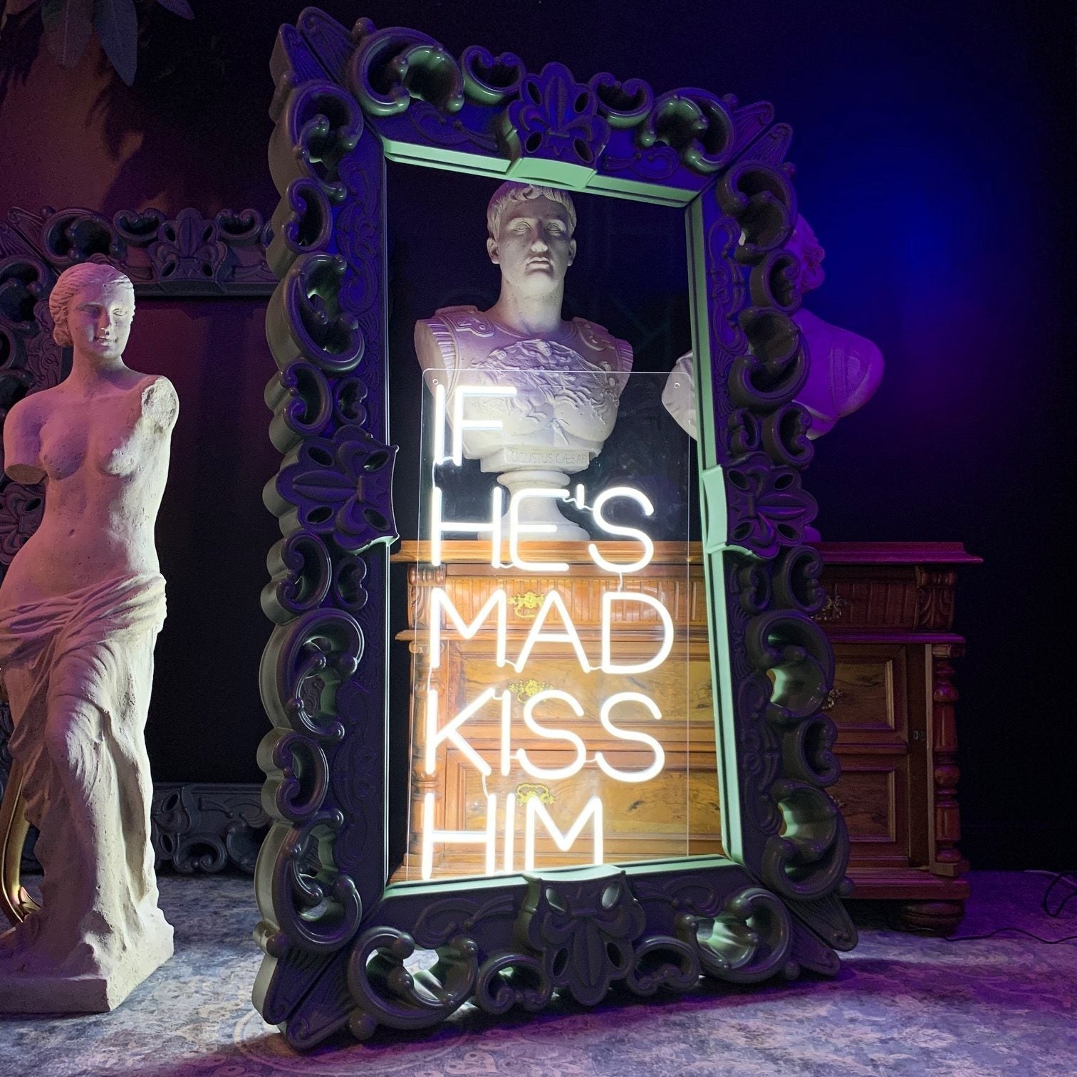 Skap en unik stemning med 'if he´s mad kiss him' led neonskilt, som er perfekt for å tilføre en romantisk touch til ethvert interiør. Dette skiltet kombinerer et lekent budskap med et stilig design, og med valgfri farge kan det personliggjøres for å passe din stil.