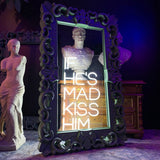LED-neonskilt med tekst «IF HE'S MAD KISS HIM» i ramme, lysende bokstaver