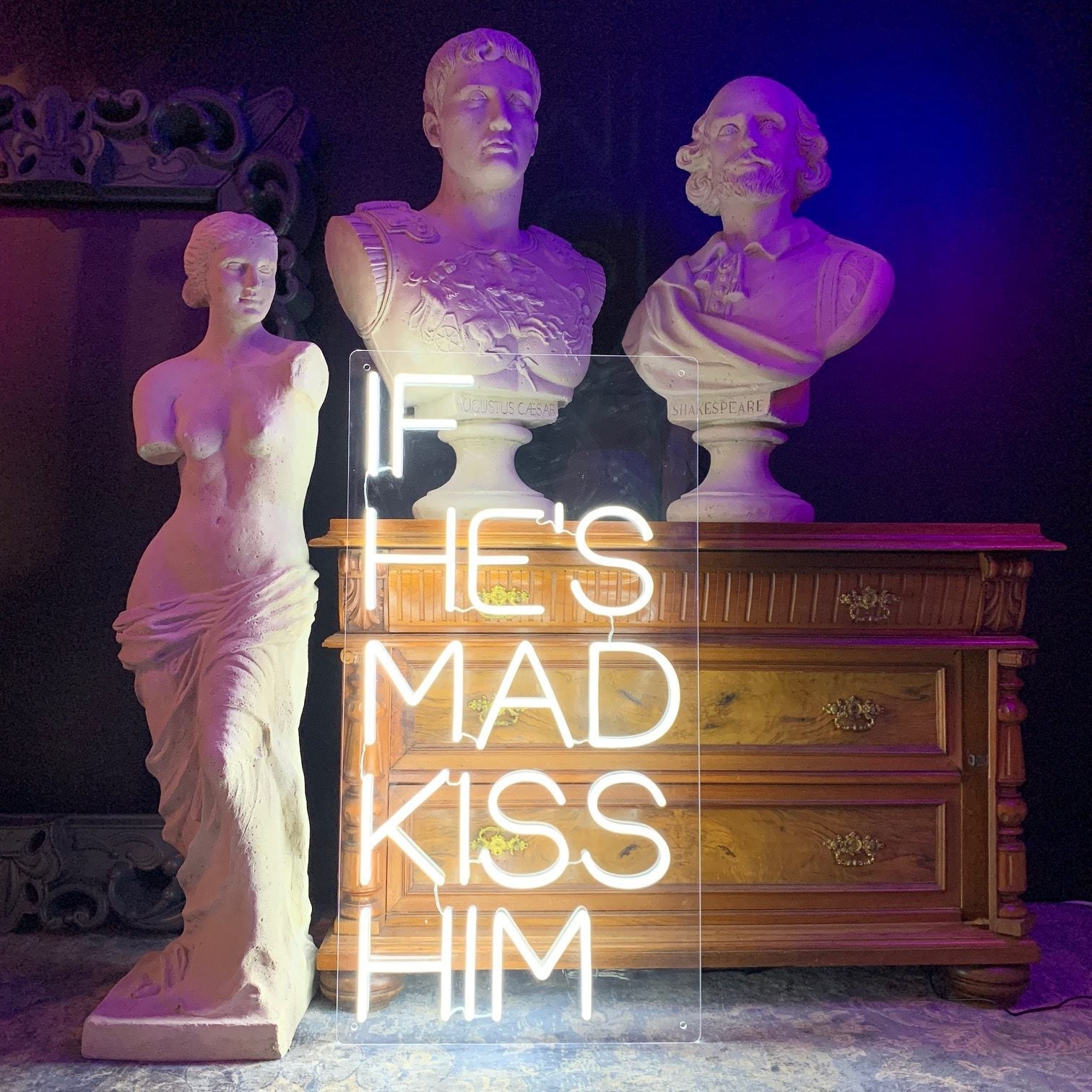 Skap en unik stemning med 'if he´s mad kiss him' led neonskilt, som er perfekt for å tilføre en romantisk touch til ethvert interiør. Dette skiltet kombinerer et lekent budskap med et stilig design, og med valgfri farge kan det personliggjøres for å passe din stil.