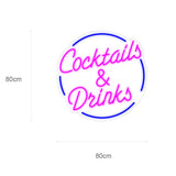 Skap en livlig stemning med 'cocktails &amp; drinks' led neonskilt. Dette skiltet er ideelt for barer og nattklubber, og tilbyr en sjarmerende belysning med sine mørkrosa og mørkeblå farger. Skap en perfekt atmosfære for sosiale sammenkomster eller som et blikkfang i et hvilket som helst lokale.