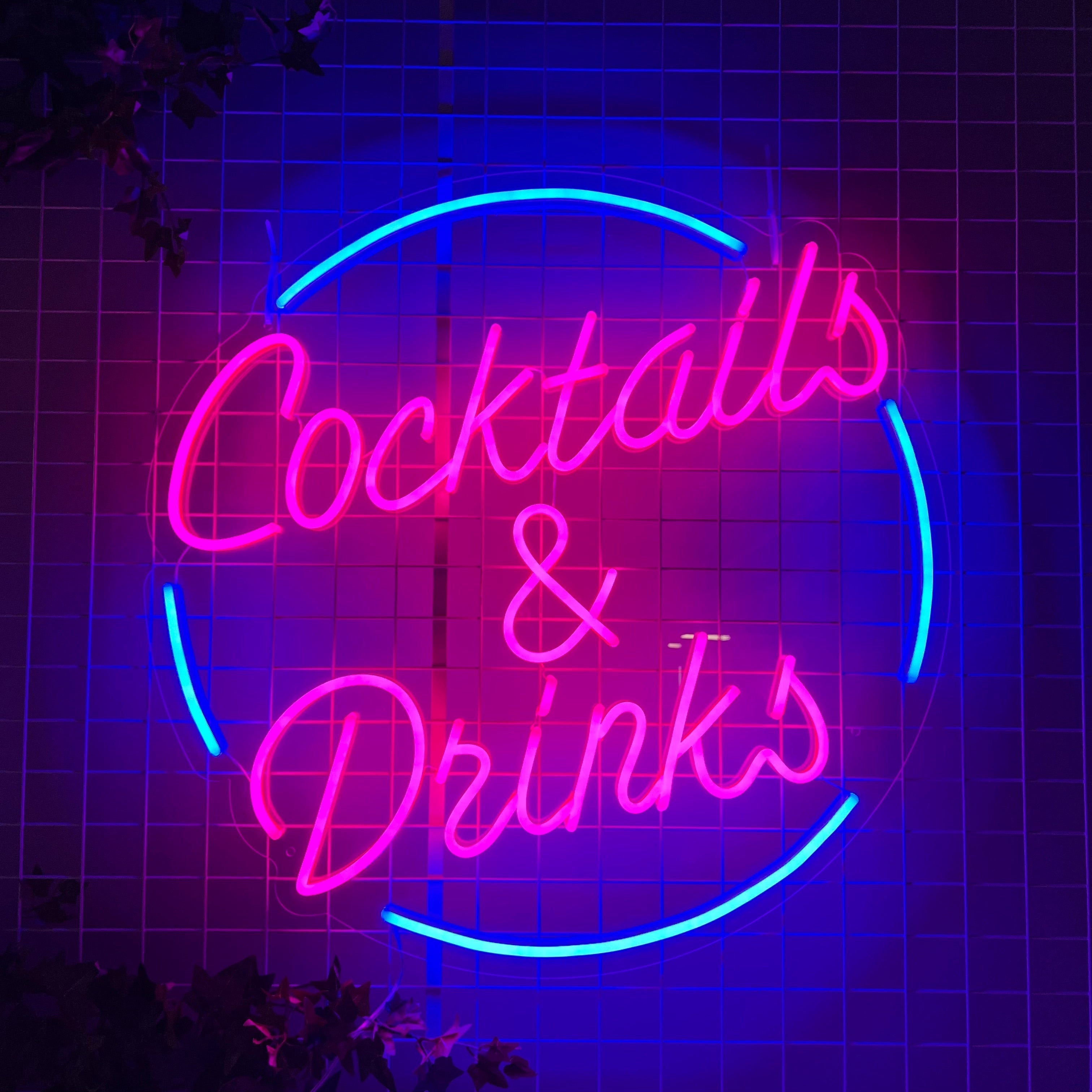 Skap en livlig stemning med 'cocktails &amp; drinks' led neonskilt. Dette skiltet er ideelt for barer og nattklubber, og tilbyr en sjarmerende belysning med sine mørkrosa og mørkeblå farger. Skap en perfekt atmosfære for sosiale sammenkomster eller som et blikkfang i et hvilket som helst lokale.