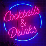 Skap en livlig stemning med 'cocktails &amp; drinks' led neonskilt. Dette skiltet er ideelt for barer og nattklubber, og tilbyr en sjarmerende belysning med sine mørkrosa og mørkeblå farger. Skap en perfekt atmosfære for sosiale sammenkomster eller som et blikkfang i et hvilket som helst lokale.