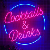 Skap en livlig stemning med 'cocktails &amp; drinks' led neonskilt. Dette skiltet er ideelt for barer og nattklubber, og tilbyr en sjarmerende belysning med sine mørkrosa og mørkeblå farger. Skap en perfekt atmosfære for sosiale sammenkomster eller som et blikkfang i et hvilket som helst lokale.