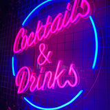 Skap en livlig stemning med 'cocktails &amp; drinks' led neonskilt. Dette skiltet er ideelt for barer og nattklubber, og tilbyr en sjarmerende belysning med sine mørkrosa og mørkeblå farger. Skap en perfekt atmosfære for sosiale sammenkomster eller som et blikkfang i et hvilket som helst lokale.
